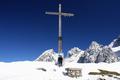 Schlielich ist das hohe Gipfelkreuz auf der Eiskarlschneid erreicht.