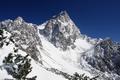 Schlielich machen wir uns nach ausgiebiger Strkung und einem netten Plauscherl mit einem Bergfreund, der gleich 2 Top-Kameras am Berg mit hatte, auf den Weiterweg. Zuerst stiegen wir wieder ein kurzes Stck ab, um dann der Markierung Richtung Windlegerscharte zu folgen. Die Scharte fhrt links des Torsteins hinauf (Siehe auch Schitour vom 12.05.2008). Wir wollten aber rechts der Bildmitte zum Tor hinber wandern.