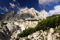 Unterhalb der beeindruckenden Felswnde und -zacken der Spitzmauer vorbei.