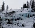 Bizarre grnblulich schimmernde Eiszapfen hngen von den Wnden.