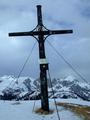 Beim etwas schiefen Gipfelkreuz am Frommerkogel.