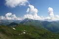 Recht rasch bilden sich ber den umliegenden Gipfeln hoch aufsteigende Wolkentrme.