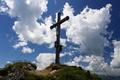 Das Gipfelkreuz auf der Glingspitze ist erreicht. Einige weitere Wanderer genieen den Ausblick und die angenehmen Temperaturen.