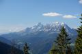 ber die aussichtsreiche Forststrae (Hochwurzen-Winterweg) wandern wir mit Blick zur Bischofsmtze im Gosaukamm wieder zurck zum Ausgangsparkplatz ...
