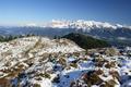 Vor allem nord- und westseitig liegt hier ein wenig Schnee, whrend er ost- und sdseitig rasch wegschmilzt.