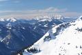 Blick nach Westen. Hinter dem Grimming liegt oberhalb der Bildmitte das Dachsteingebirge.