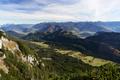 Tiefblick ber Wrschachwald zu unserem Vormittagsgipfel (in Bildmitte). Besonders markant hebt sich der Nojer ja nicht gerade ab. Im Hintergrund - jenseits des Ennstales - die Bergwelt der Niederen Tauern.