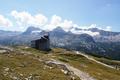 Blick vom Gipfel Richtung Sden ber die Kapelle hinweg. Rechts der Kapelle der Hhenzug vom Hohen Gjaidstein zum Taubenkogel, den wir am 13.09.2006 zum Krippenstein herber berschritten hatten.