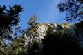 Unterhalb steiler Felswnde vorbei - kurze Stellen im abschssigen Wald sind mit Seilen versichert.