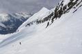 ... dann geht es ber die Steilstufe vom Gletscher hinab ins Schwarzkarl. Aber bereits unter 2.500 Meter Seehhe beginnt der Harschdeckel zu brechen.