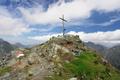 Beim Gipfelkreuz der Zechnerkarspitze erreichen wir markiertes und einfacheres Gelnde.