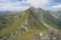 Blick zurck ber den Grat bis zum mchtigen Hundstein. Links erkennt man den Graniersee, rechts hinten liegt der Lignitzsee.
