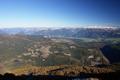 Die Ausblicke - gewohnt eindrucksvoll: Nach Norden ber das steirische Salzkammergut in das teils schneebedeckte Tote Gebirge. Links unten der Miesbodensee, an dem wir bei unserem Abstieg vorbeikommen werden.