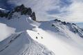 ber einen Schneegrat hinber zum unscheinbaren Kamplbrunn (rechts) ...