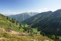 Und hier hatte ich auch Zeit und Mue fr einen Tiefblick zur Strickeralm und hinber zum Gumpeneck.