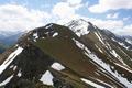 Weiter gehts auf einem unmarkierten, unschwierigem Steiglein zum aperen Kleinen Knallstein. Dahinter die Schneeflanke des Groen Knallstein.