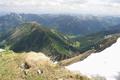 Der Blick nach Osten in die nrdlichen Wlzer Tauern zeigt kaum mehr Schneeflecken. Links der Einschnitt zur Strickeralm. Rechts das Tal zur Knallalm. Dazwischen Moditzen und  Ahrnspitz, die ich beide bereits jeweils mit Schneeschuhen besucht habe.