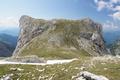 Schien der Kemetstein beim Aufstieg (ber die rechte Bildseite) durch die schroffen Felswnde fr Wanderer unbesteigbar, so zeigte er von seiner Nordseite ein vllig anderes - sein harmloses - Gesicht. Beim Tennengebirge gilt: Rauhe Schale, weicher Kern.