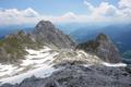 ... sieht man gut hinab in die Mulde zwischen Hochthron (links) und Gr. Fieberhorn (rechts).