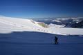 Die groen Horden tragen ihre Alpinschi noch ein kurzes Stck ber die prparierte Route, ehe es Richtung Simonyhtte und Schlicherhaus nach Obertraun geht.
