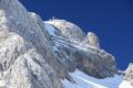 Einige unerschrockene Kletterer steigen von der Randkluft zum Gipfelkreuz am Hohen Dachstein auf.