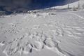 Faszinierende Spuren des Windes im Schnee.