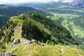 An einer kurzen Stelle hilft ein Strick ber ein Felswandl hinweg. Zuvor wird aber noch einmal der hervorragende Ausblick genossen ...