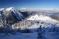 Der Ausblick ist ausgesprochen sch�n. Blick hinunter zur Eisenhofalm (rechts der Bildmitte). Links der Lackenkogel. Im Hintergrund Hochk�nig und Tennengebirge.