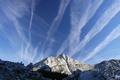 Das Hochplateau ist erreicht. Kondensstreifen zieren den Himmel.