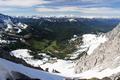 Tiefblick auf der anderen - der sdlichen - Seite, hinunter zu den frhlingshaft grnen Hofalmen in der Filzmooser Gegend. Im Hintergrund die Niederen (links) und Hohen (rechts) Tauern.