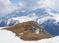 ... wobei wir es uns aber nicht nehmen lassen, einen Abstecher hinauf auf den Tauernkopf zu machen. Am aperen Gipfel fhlen wir uns von der Gipfelspitze her beobachtet.