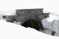 Abfahrt vom Tauernkopf hinab zum Nordportal des Hochtor-Tunnels. Zwar habe ich in der Schule Latein genossen, diesen Spruch zu bersetzen, vermochte ich aber dennoch nicht (meine ehemaligen Lateinlehrer mgen mir verzeihen ;-). Beim 