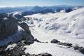 berblick ber das hgelige Abfahrtsgebiet. Im Hintergund der Grimming und Kammspitz. Ganz hinten links die Schladminger Tauern und rechts das Dachsteingebirge.