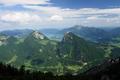 ... von welchem man hervorragende Ausblicke Richtung Norden ber Bleckwand (links) und Sparber (rechts - Siehe Tour vom 25.09.2005) hinweg zum Wolfgangsee genieen kann. Im Hintergrund der Schafberg.