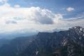 Links im Hintergrund der Dachstein - Rechts davon der Gosaukamm mit der Bischofsmtze. Wegen des dunstigen Wetters leider nicht gut erkennbar.