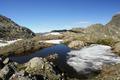 Vor dem Aufstieg mu aber ein tiefblauer, teilweise mit Schnee gefllter, uerst fotogener See in diversen Variationen abgelichtet werden. Einmal ohne ...