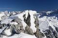 Blick ber die Gipfelfelsen hinweg Richtung Osten. Links im Hintergrund der Hochgolling. Rechts weit hinten schneebedeckte Gipfel irgendwo in der Steiermark (?).