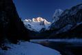 Kurz vor Sonnenuntergang erreichen wir schlielich wieder den Vorderen Gosausee, wo uns der schneebedeckte Dachstein in den letzten Sonnenstrahlen des Tages mit seinem prchtigem Antlitz in seinen Bann zieht.