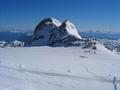 Beim Start bei der Bergstation der Dachsteingletscherbahn am Hunerkogel erkennen wir ein kleines Zeltlager am Fue der Gjaidsteine.