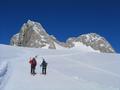 Kurze Abfahrt an den Dirndl vorbei. Dann schultern wir unsere Schi und steigen Richtung Hoher Dachstein auf.