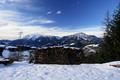 Am stellenweise berraschend schneearmen bis aperen Forstweg wanderten wir Richtung Stiegleralm. Ausblick zum Dachsteingebirge (links) und Stoderzinken (rechts).