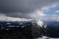 Beim Start war es - zumindest ber dem Ennstal - ja noch weitgehend heiter (wie man ja auch an den ersten Fotos erkennen kann). Spter zog aber rasch zunehmende Bewlkung vom Norden herein. Whrend es links vom Kammspitz ber dem Salzkammergut bereits ziemlich dunkel ist, gibt es rechts ber dem Ennstal noch einige blaue Himmelsflecken.