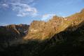 Auf der anderen Seite des Lassachkars wird der Schareckgrat bereits von der Morgensonne erleuchtet.