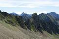 Schlielich erreichen wir auf unmarkiertem, aber gut begehbaren Steiglein die Vetternscharte zwischen westlicher Vetternspitze und stlicher Engelkarspitze. Ein letzter Blick zurck auf die Zinkwand. Im Hintergrund das markante Kasereck.