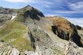 Blick zurck zur Rotmandlspitze (rechts der Bildmitte), die ihrem Namen wenigstens mit der 1. Silbe alle Ehre macht. Links der ungleich markantere Sauberg.