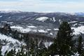 Waldreich zeigt sich das Kemetgebirge. Blick ber die eingeschneite, weie Flche des Miesbodensees.