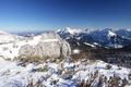 Ausblick vom Gipfelfelsen Richtung Osten zu den Haller Mauern.