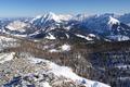 Links das Schigebiet der Wurzeralm, in Bildmitte die Lichtung bei der Weggabelung 