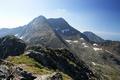 Nach einer strkenden Jause mit prchtigem Ausblick auf die Groe Barbaraspitze (links) mit dem deutlich erkennbaren Aufstiegsgrat und  das rechts benachbarte, um 16 Meter hhere Roteck, stieg ich wieder zurck in die Kliepscharte und am anfangs noch breiten, unschwierigen Sdwest-Rcken Richtung Barbaraspitze.