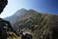 Whrend er aber - nach beiderseitigem Gren in die Ferne - gleicht direkt auf den 6.-hchsten Gipfel der Schladminger Tauern zuhlt, mchte ich zunchst noch auf den Jgerspitz aufsteigen. ber den nach Sdost ausgerichteten Grasrcken ist sogar stellenweise ein Steiglein ausmachbar, welches wohl hauptschlich vor allem von Schafen (Losung) gerne benutzt wird.